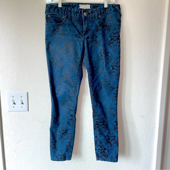 Free People Velvety Flower Black Print Blue Skinny Jeans Size 27 - Picture 3 of 6